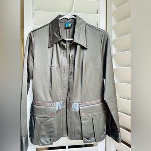 This is very unique jacket/blouse/top. Two pockets can be removed by zipper.